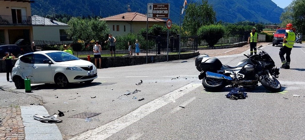 Incidente all’incrocio fra una moto e un’auto: ferito il centauro che è stato sbalzato sull’asfalto